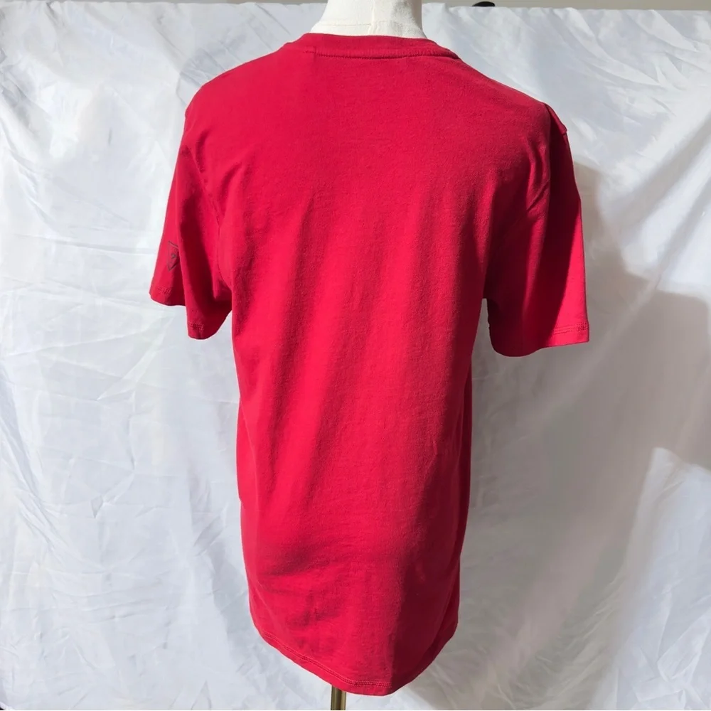 👉 GUESS Los Angeles Men’s Adult Casual Red Embossed Logo T-Shirt – Size M - Picture 2 of 7